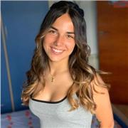 Soy una joven con buenos recursos de distracción para niños y excelente en los estudios.